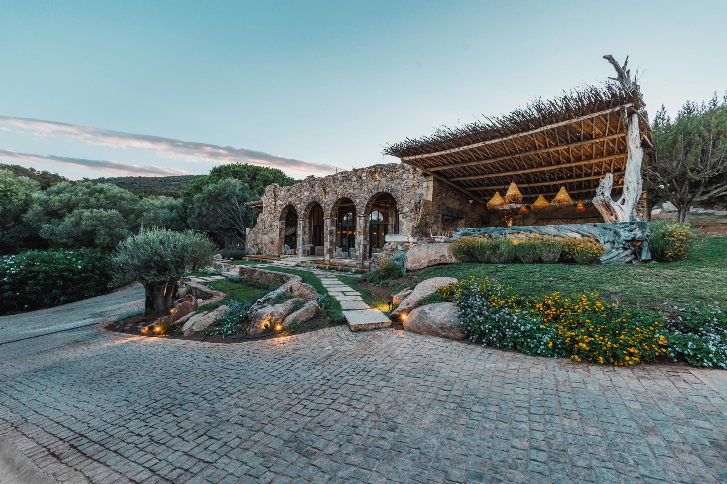 Bâtiment en pierre avec espaces verts aux Oliviers de Palombaggia en Corse-du-Sud.