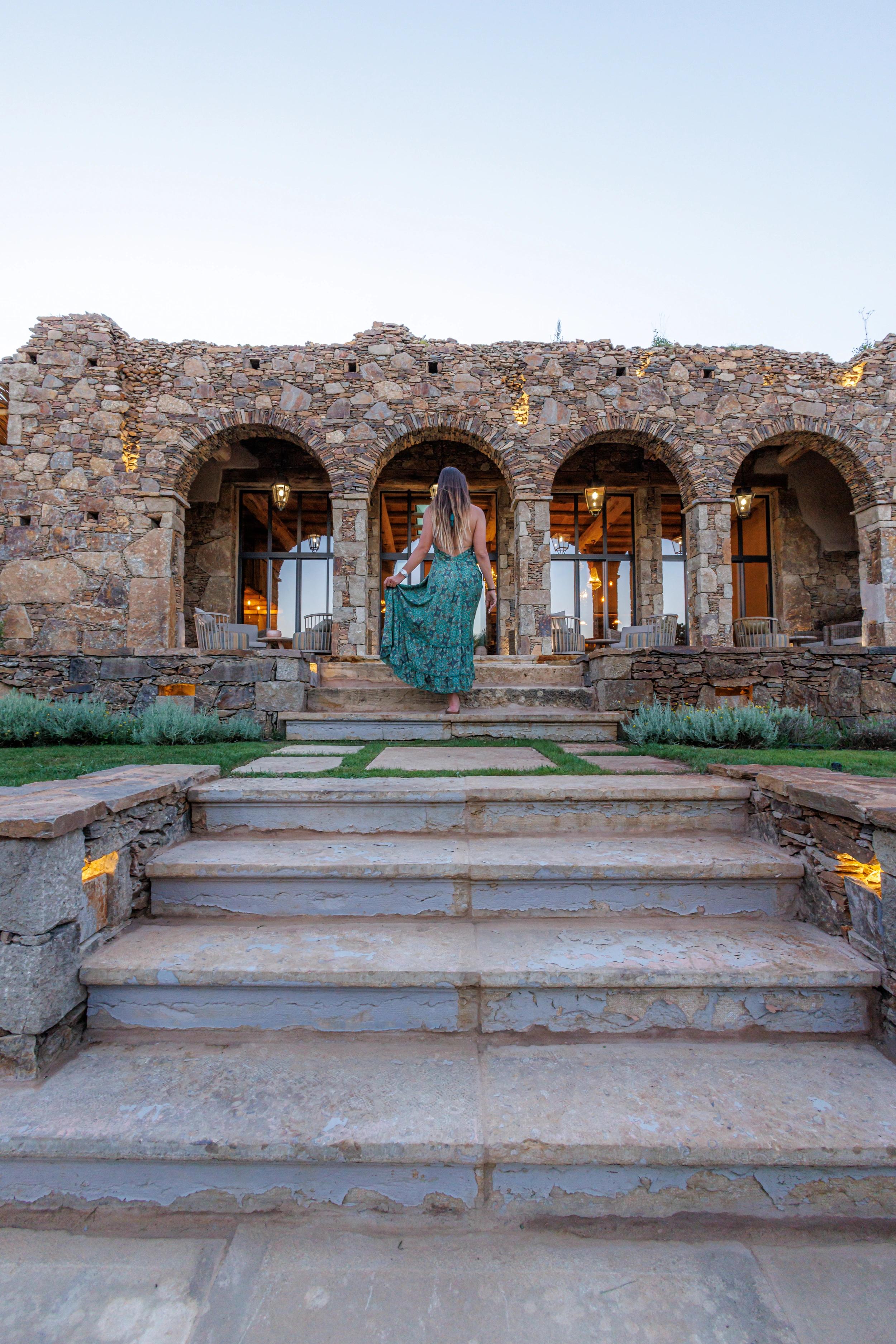 Femme qui marche pour monter à une réception aux Oliviers de Palombaggia en Corse-du-Sud.