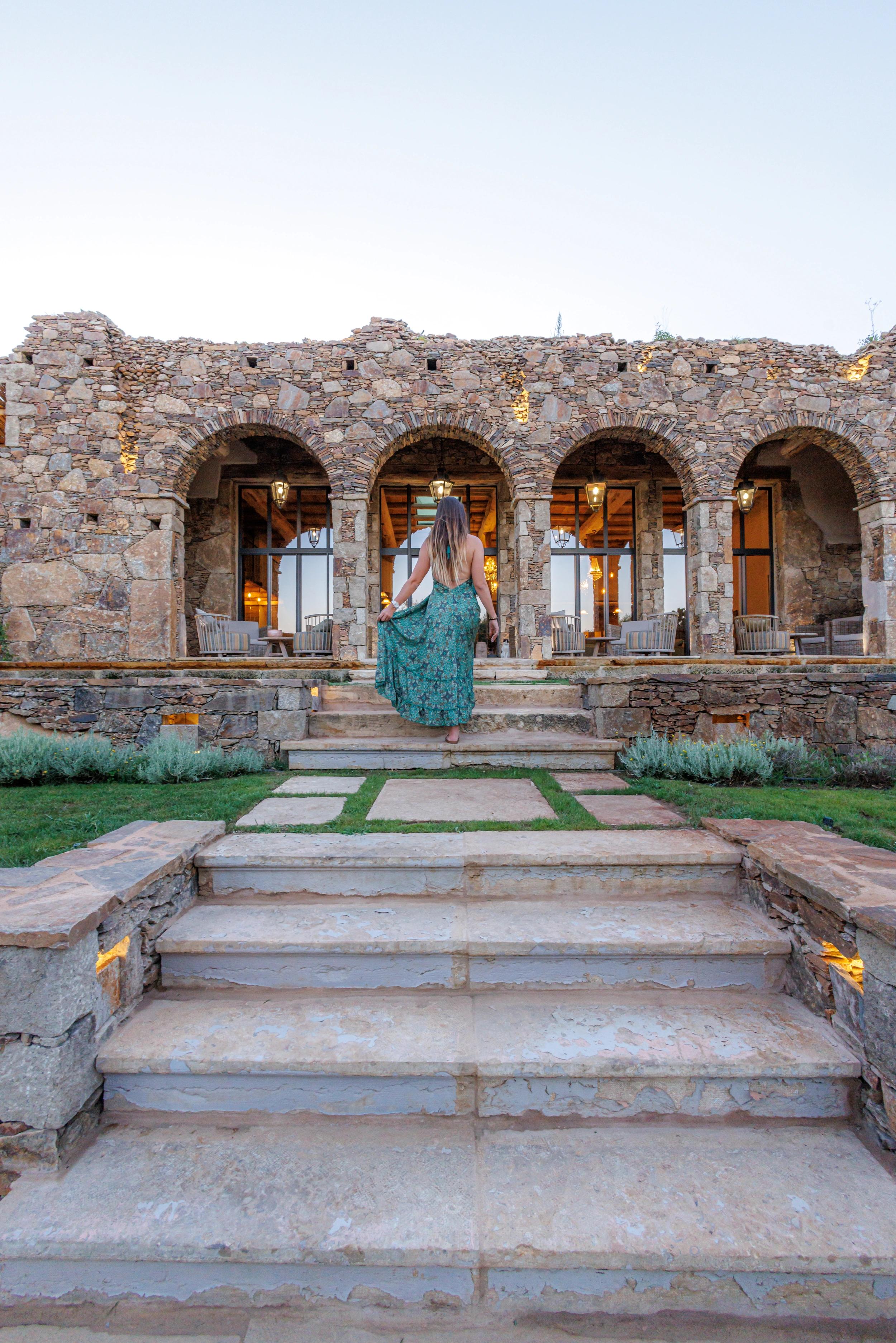Femme qui monte des escaliers aux Oliviers de Palombaggia en Corse-du-Sud.