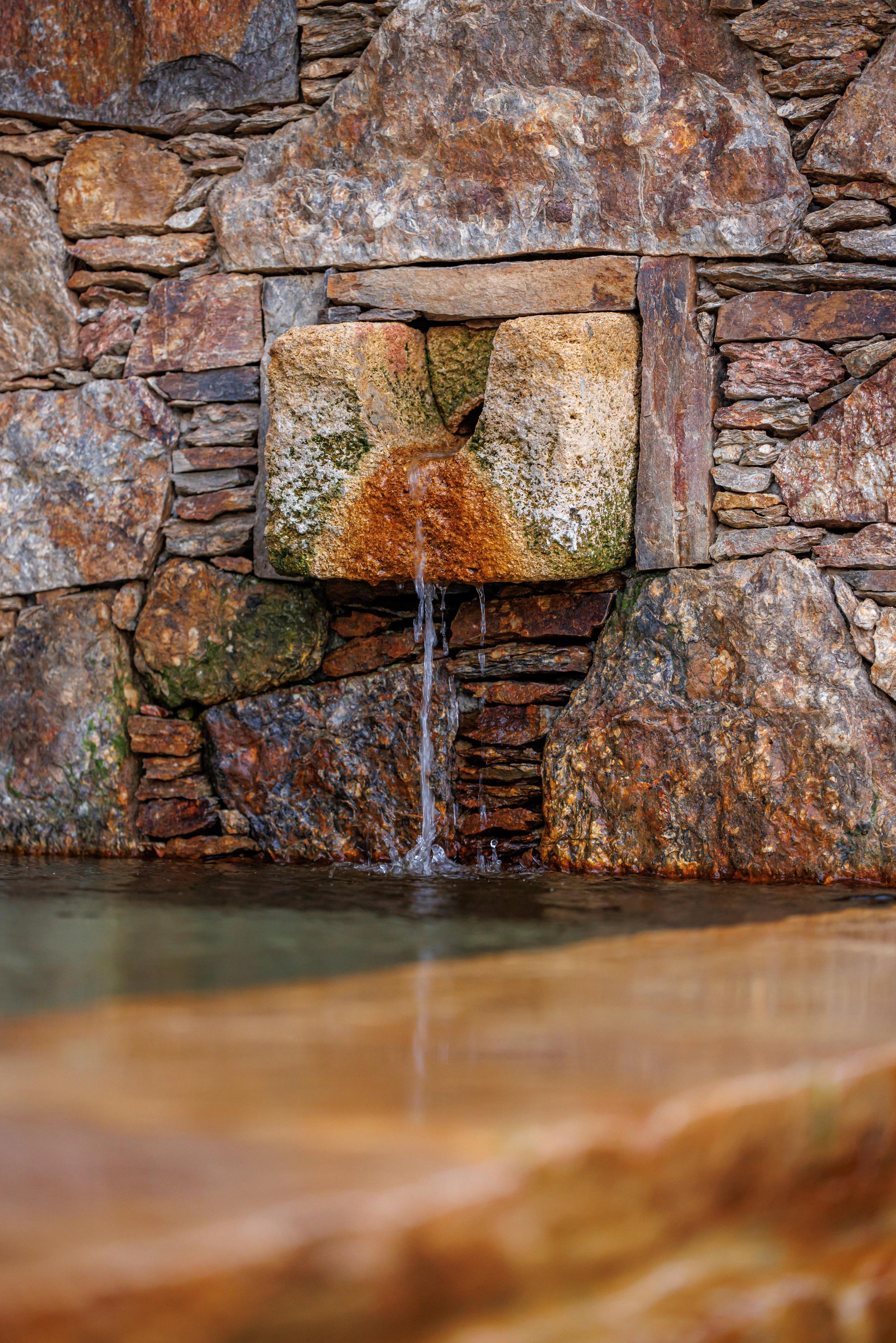 Fontaine où l'eau tombe dans une piscine aux Oliviers de Palombaggia en Corse-du-Sud.
