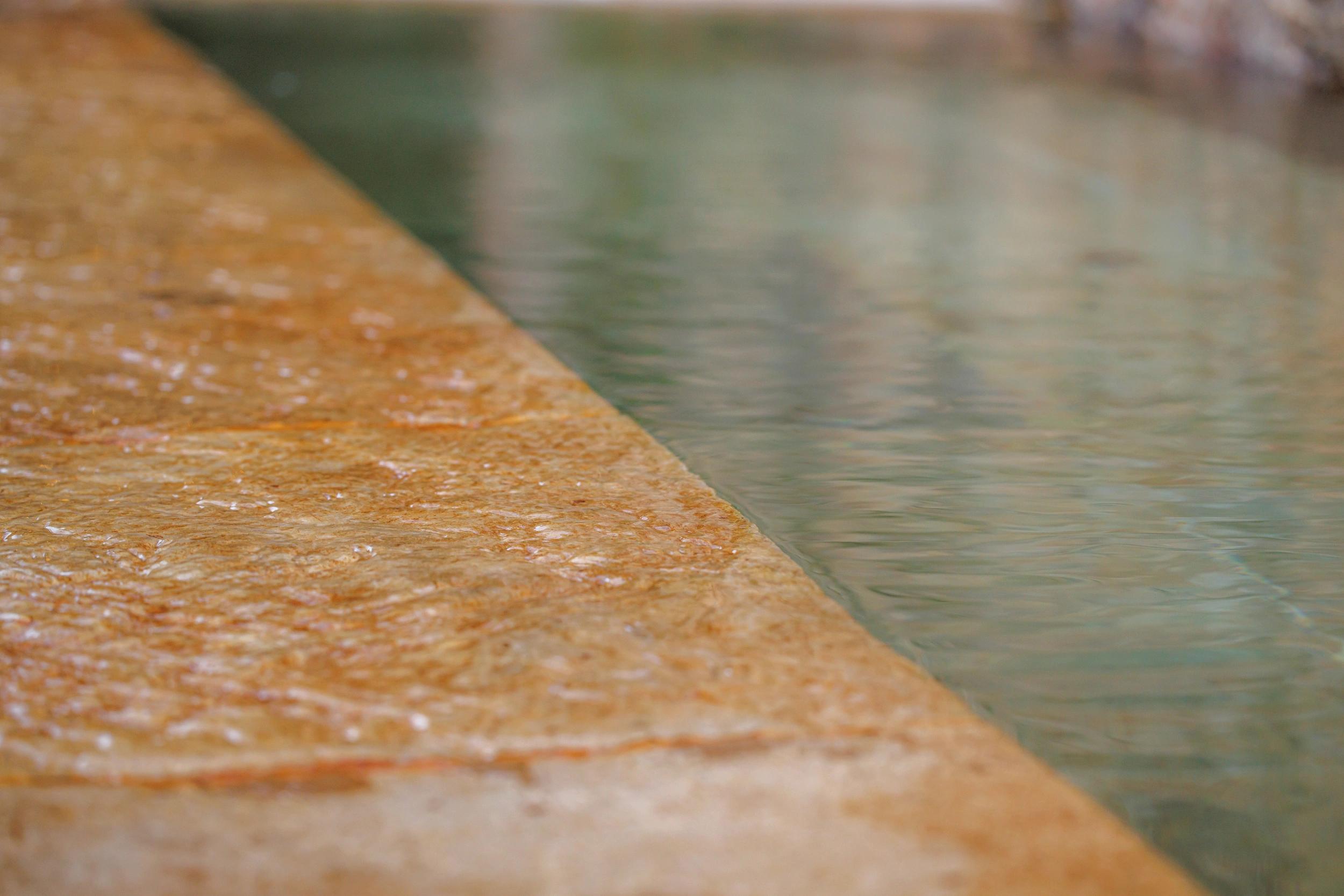 Piscine avec eau très clair aux Oliviers de Palombaggia en Corse-du-Sud.