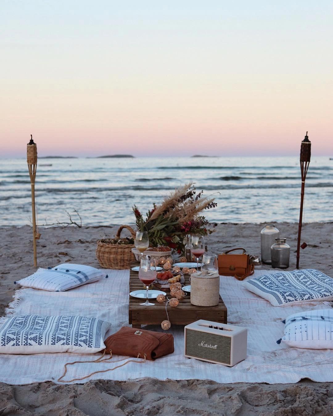 Pique-nique au bord de la plage aux alentours des Oliviers de Palombaggia en Corse-du-Sud.