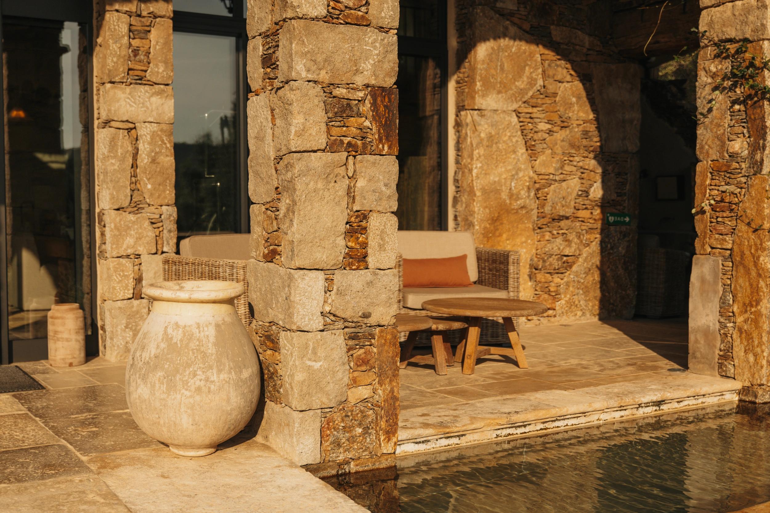 Terrasse en pierre avec lumière chaleureuse aux Oliviers de Palombaggia en Corse-du-Sud.