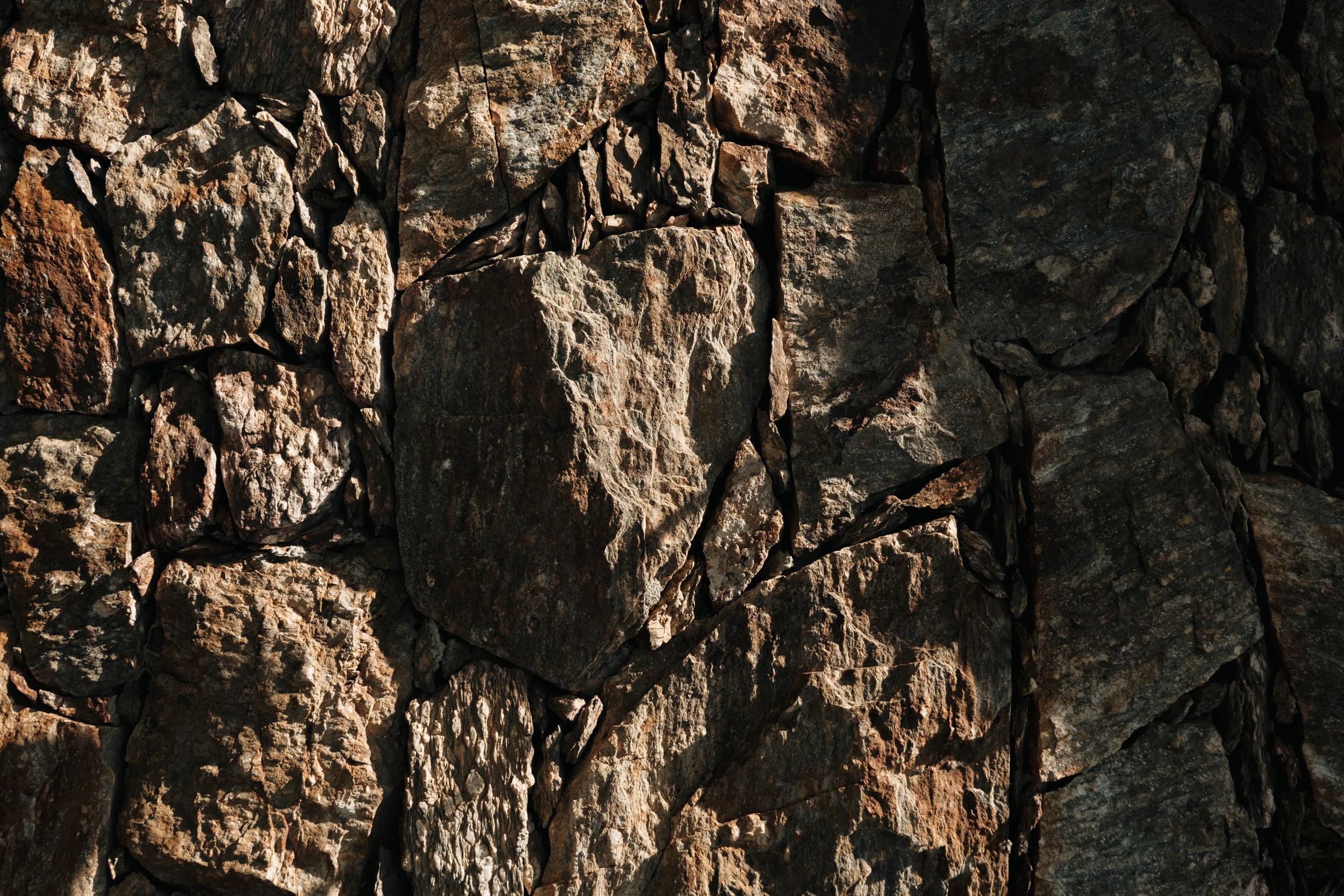 Mur en pierre aux Oliviers de Palombaggia en Corse-du-Sud.