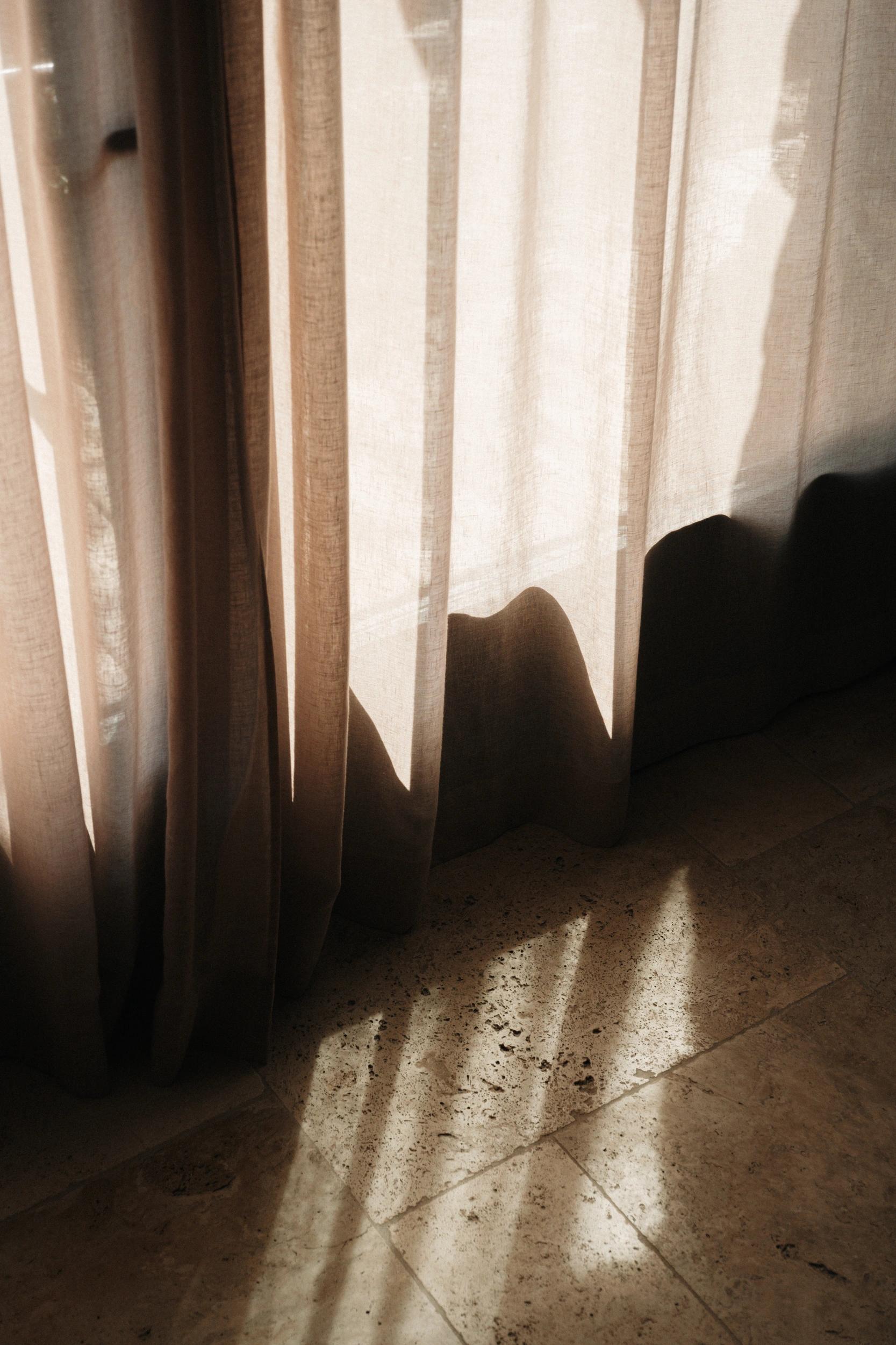 Rideaux avec beaucoup de luminosité aux Oliviers de Palombaggia en Corse-du-Sud.