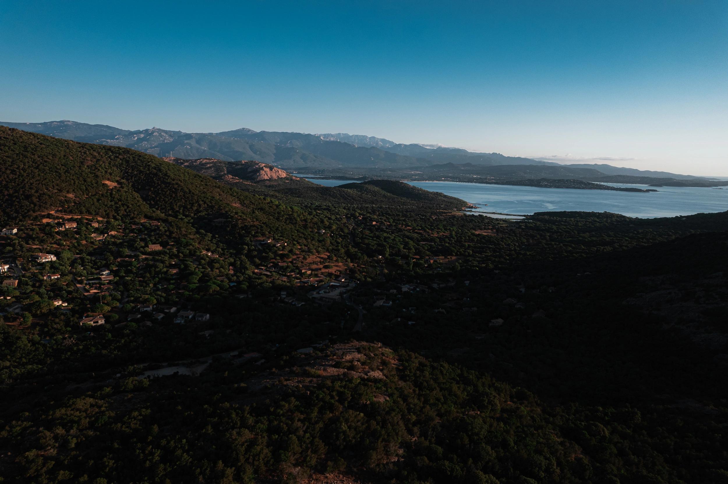 Vue d'un drone sur une plaine et la mer aux alentours des Oliviers de Palombaggia en Corse-du-Sud.