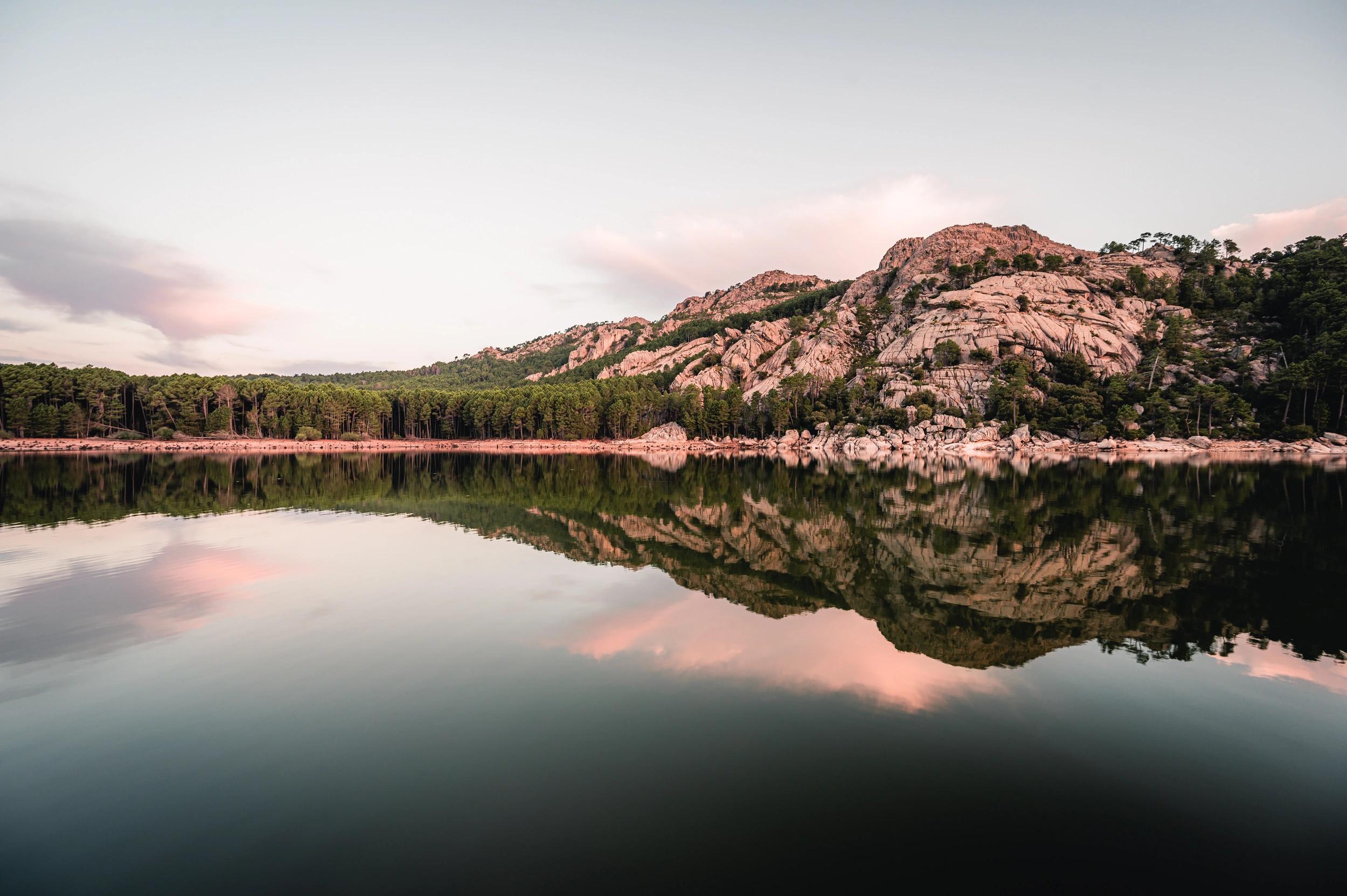 Lac avec montagne et espaces aux alentours des oliviers de Palombaggia en Corse-du-Sud.
