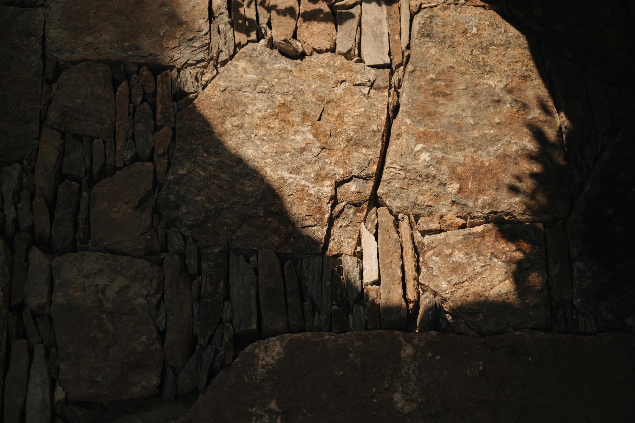 Mur en pierre aux Oliviers de Palombaggia en Corse-du-Sud.