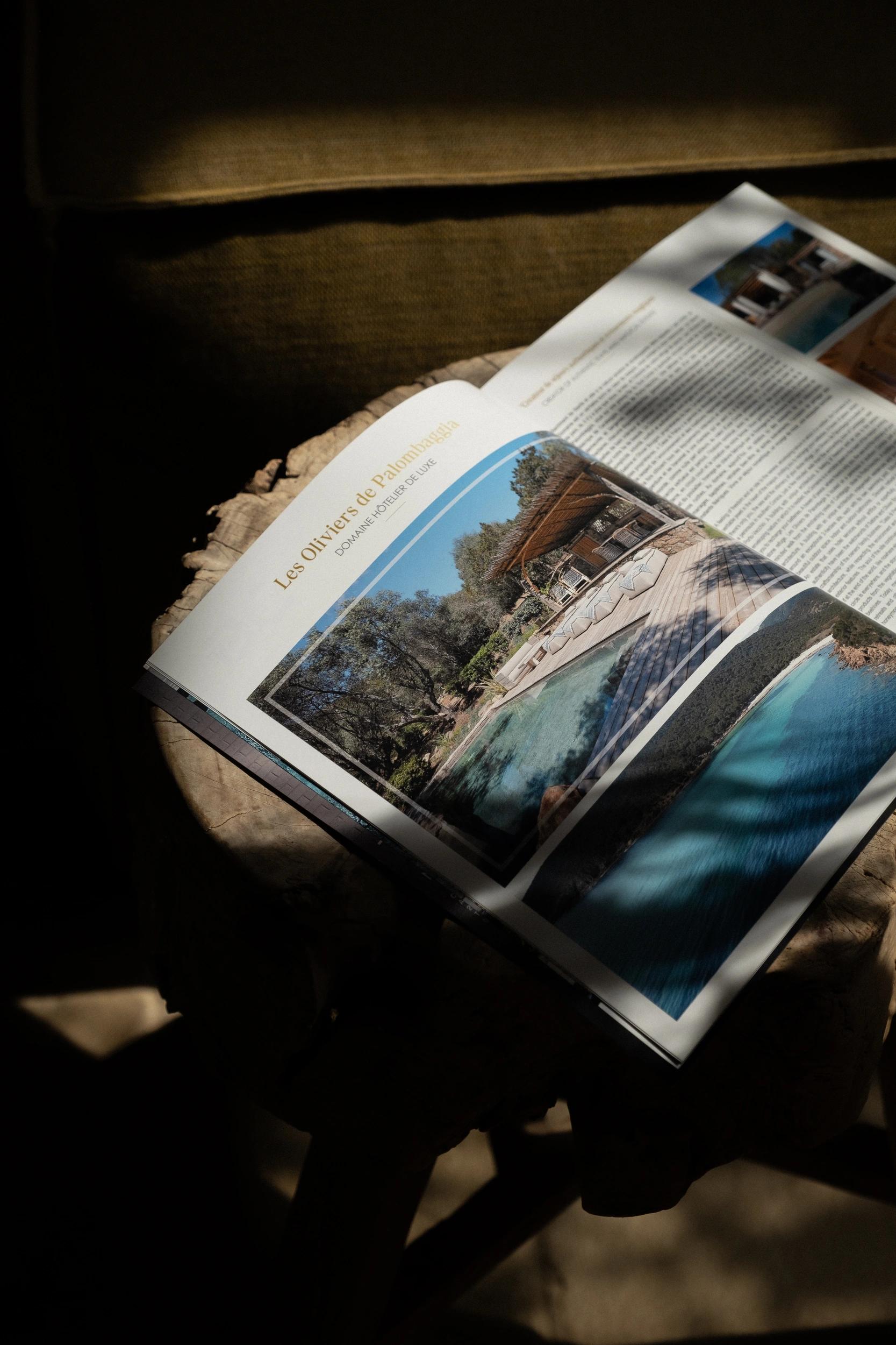 Livre posé sur un tabouret aux Oliviers de Palombaggia en Corse-du-Sud.