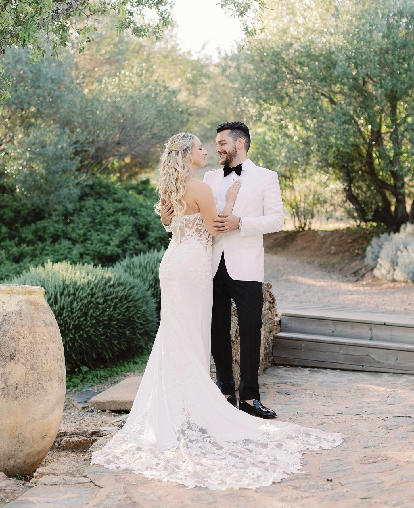 Une femme et un homme en tenues de mariés aux Oliviers de Palombaggia en Corse-du-Sud.