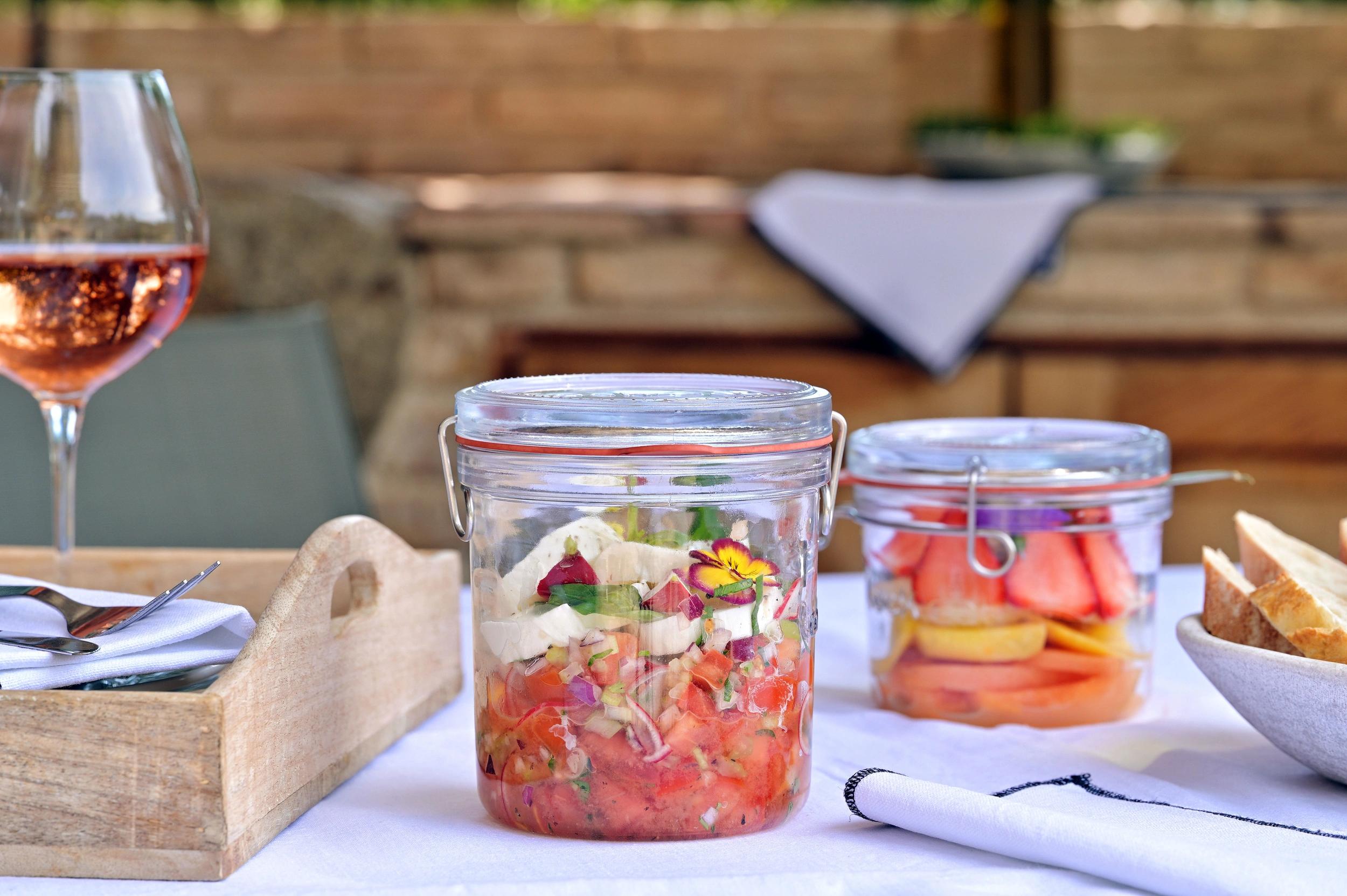 Salades de fruits et verre de vin aux Oliviers de Palombaggia en Corse-du-Sud.