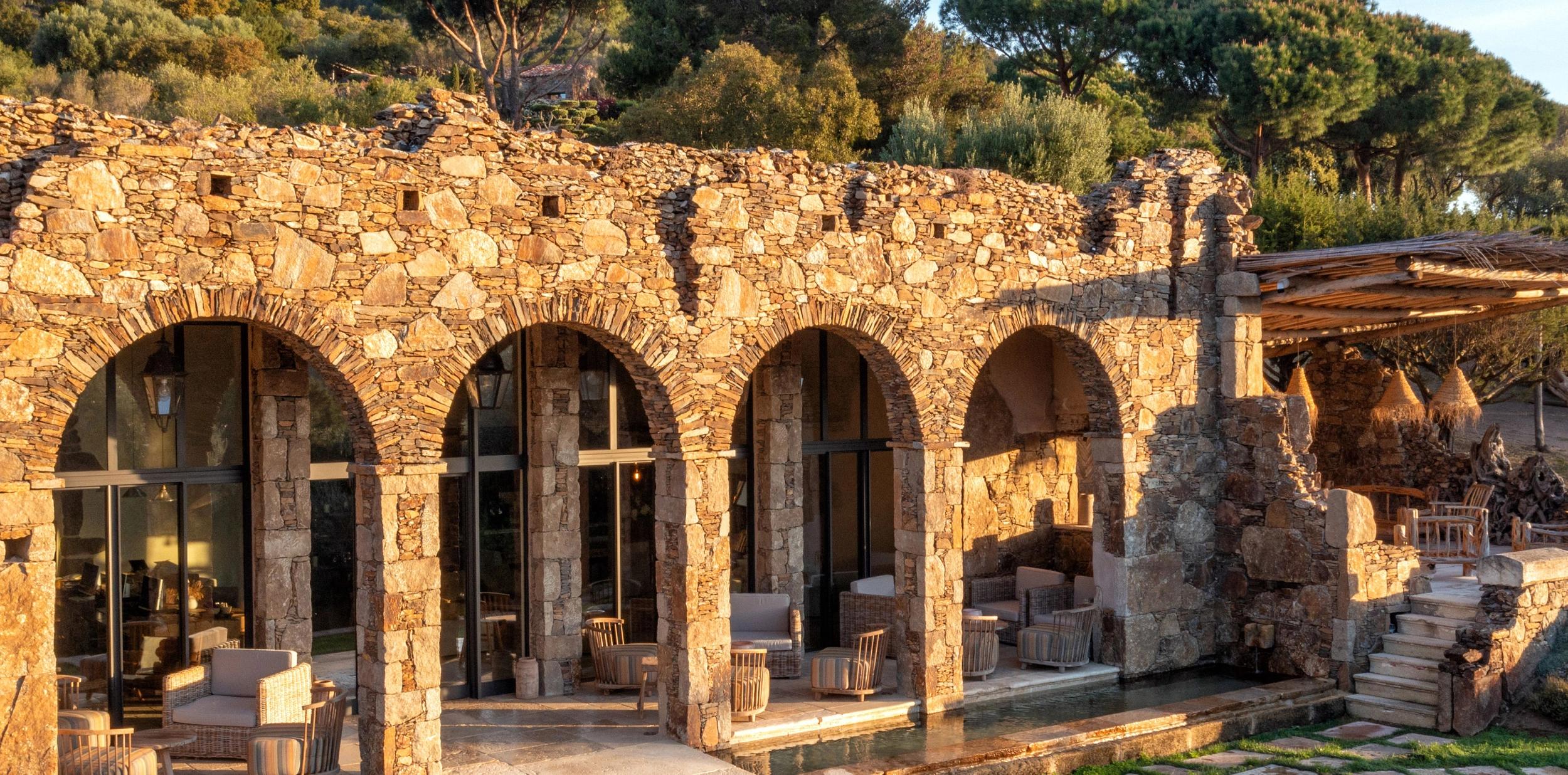 Terrasse ombragée des Oliviers de Palombaggia à Palombaggia en Corse-du-Sud.